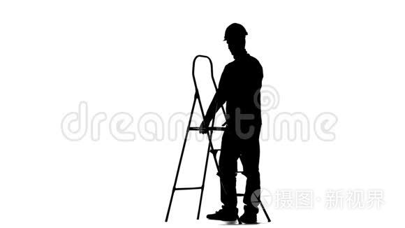 建设者折叠梯子. 剪影. 白色背景短视频