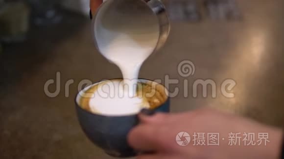 将牛奶以心脏的形式倒入咖啡中视频