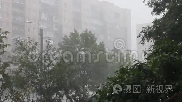 暴风雨和雷声视频