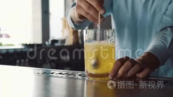 酒保正在酒吧里搅拌鸡尾酒视频