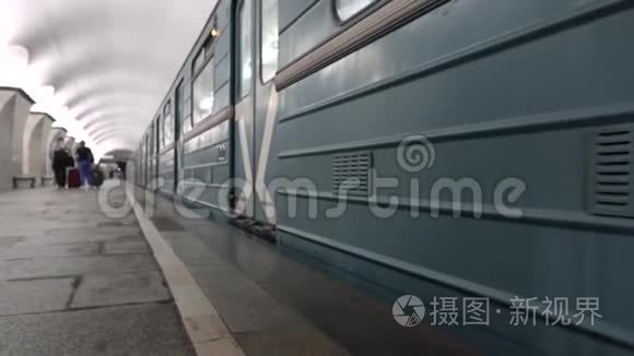 莫斯科。 俄罗斯-2018年9月：地铁列车。 平台上的人.. 地下公共交通。 城市概念