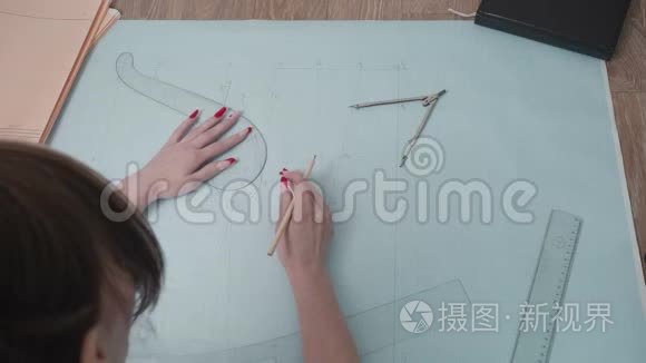 妇女在纸上绘制曲线的视频视频