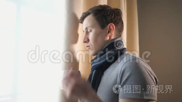 生病的男性在窗户附近咳嗽视频