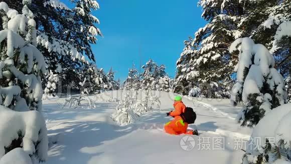 摄影师躺在雪地上拍照视频