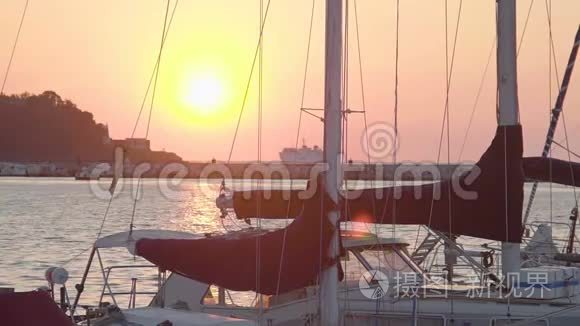 美丽的日落景色从海滨城市，船在码头，游船在地平线