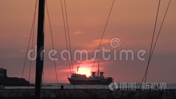 船在海上漂浮，美丽的红日在地平线上坐下来，海上航行