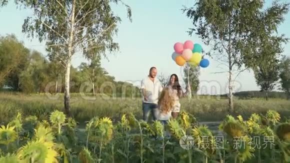 一家人带着气球拥抱向日葵田视频