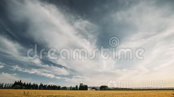 加泰罗尼亚，西班牙。 夏季傍晚的天空之上，西班牙农村的麦田景观。 日落时分的黄麦