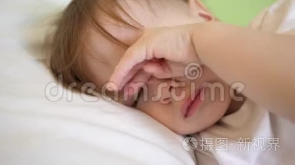 睡孩子的概念.孩子想睡觉短视频