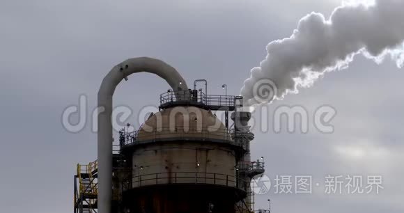 炼油厂冒出的烟雾或蒸气视频