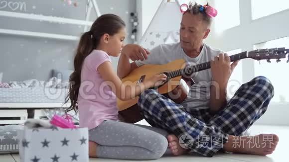 小女孩和她关心的父亲弹吉他视频