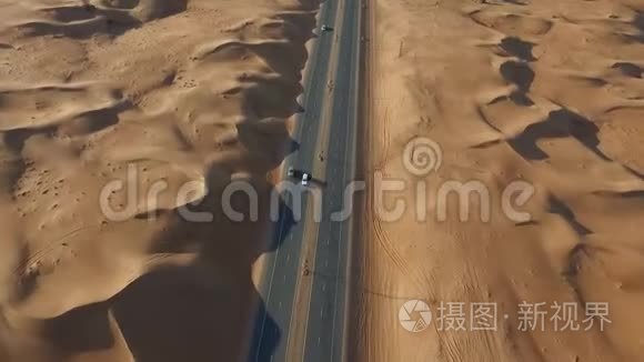 从鸟瞰沙漠高速公路视频