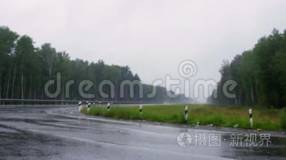 汽车在雨中行驶视频