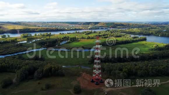 输电线路支撑着美丽的风景