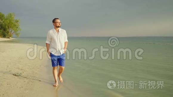 一个穿着浅色衣服的孤独的人光着脚走在海边的沙滩上。 逃避关心，自由和离开.. 4慢