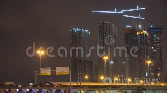 在前一区建造住宅的起重机视频