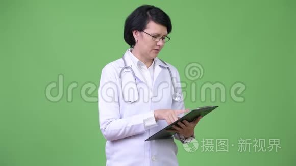 美丽的女医生拿着夹子说话视频