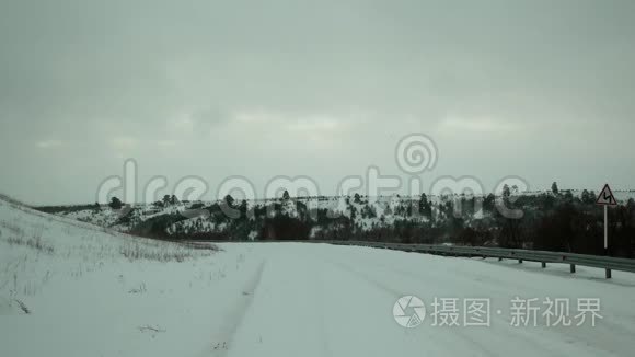 冬天的雪地路视频