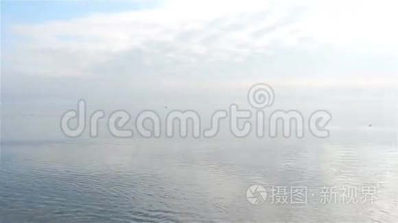 寒冷天气下的海浪