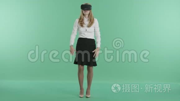 一个女人站在增强现实眼镜上视频