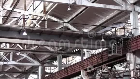 带有金属结构的旧工业格栅厅视频