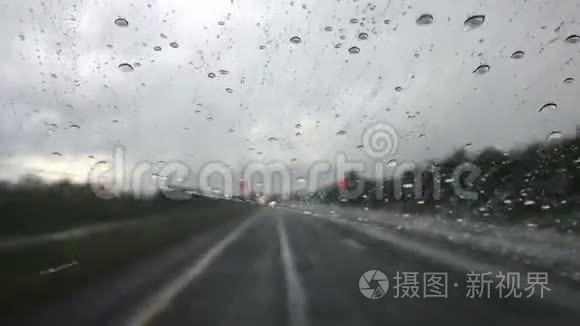 一辆汽车在大雨中行驶在高速公路上