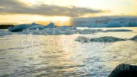 冰岛冰湖中漂浮的冰山视频