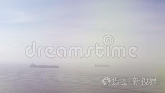 大西洋和两艘工业货船的鸟瞰图视频