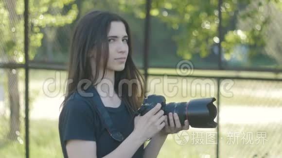 女摄影师在公园拍照的肖像。