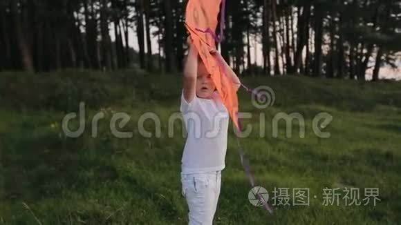 快乐的男孩在附近玩放风筝视频
