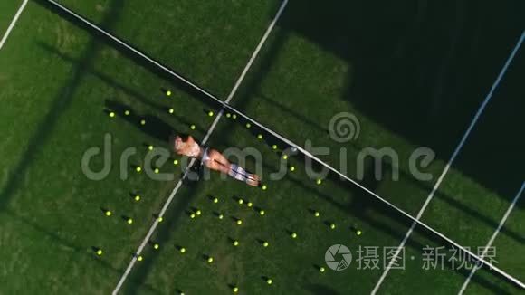 模特儿躺在网球场上视频