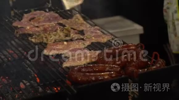 用木炭制作的鸡肉和香肠烧烤视频