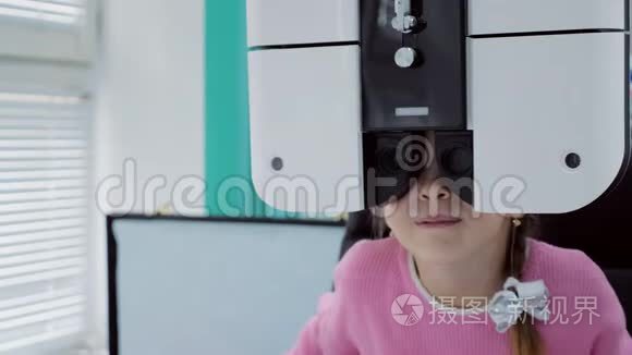 一个小女孩在诊所做眼睛检查