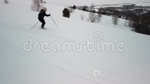 滑雪者在冬季享受田园诗般的完美天气，以便在新鲜的马齿苋滑雪。