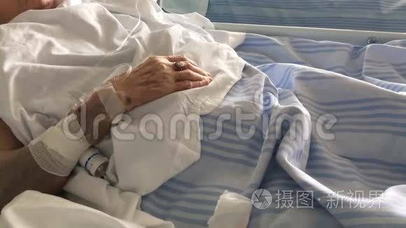 睡在医院病房病床上的老年病人