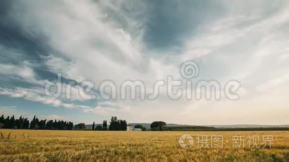 加泰罗尼亚，西班牙。 夏夜天空之上的西班牙农村麦田景观。 日落时分的黄麦