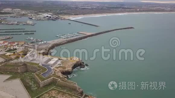 从葡萄牙皮尼基，从上面看到港口和堡垒的美丽景色的空中镜头。 运动中的4K质量。