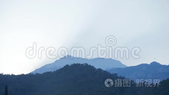 春天的雪山山峰视频