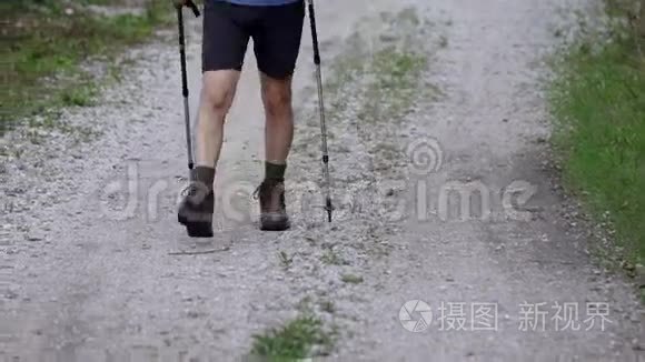 男人带着跋涉的杆子走过去