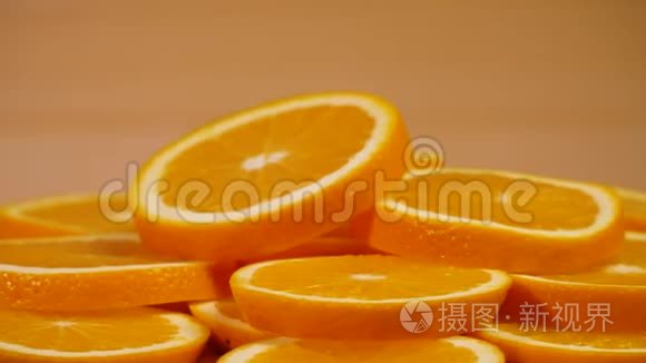 马可拍摄橙色水果并旋转。 特写肉柑橘橙.. 自然背景。