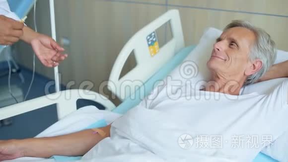 专业护士让一个年老的男人滴水视频