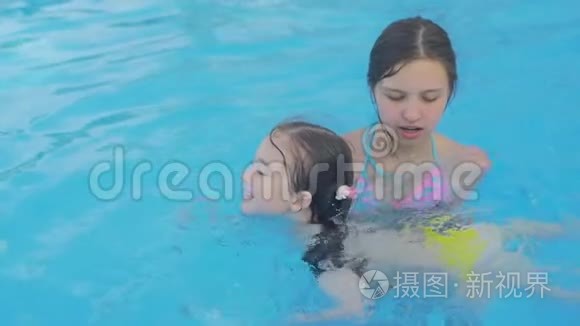 女孩教她妹妹游泳视频