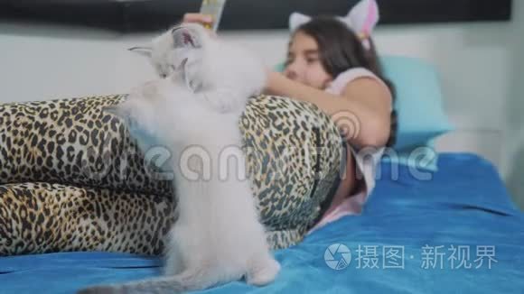 搞笑视频两只小猫在躺在床上的小女孩身上玩.. 2.两只小猫的爪子挨着一只