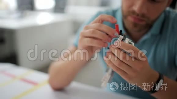 关闭男工程师装配机器人视频