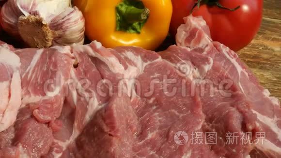 生肉牛排是从一大块猪肉或牛肉中在木切割板上切出来的。