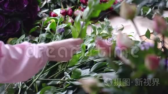 在花店柜台工作的女花艺师视频