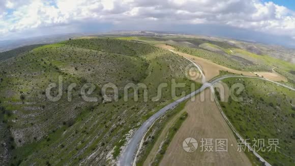 四架直升机飞越青山之上，拍摄塞浦路斯令人惊叹的景观