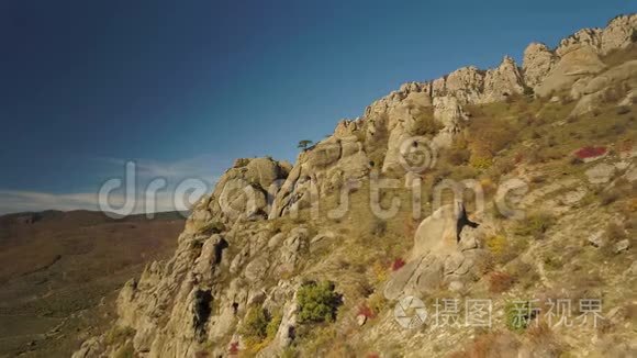 纪念碑山谷空中蓝天景观与树在悬崖边缘。 中枪。 美丽的岩石，边缘有孤独的树木