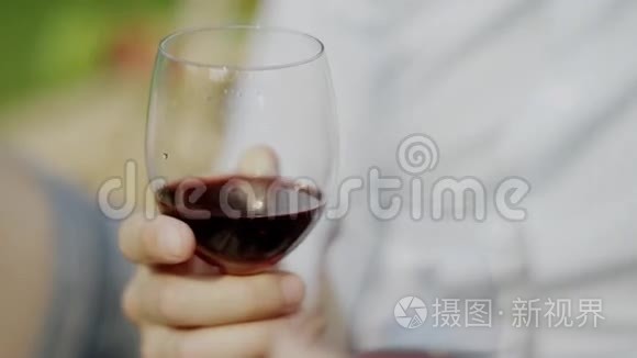 手拿一杯红酒.