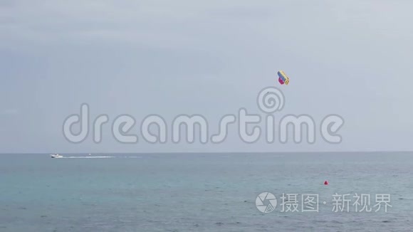 降落伞飞过大海视频